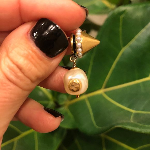 interlocking g earrings with pearl